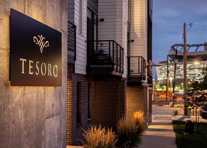 Gameday Oasis - Private Balcony - Jefferson Park - Tesoro