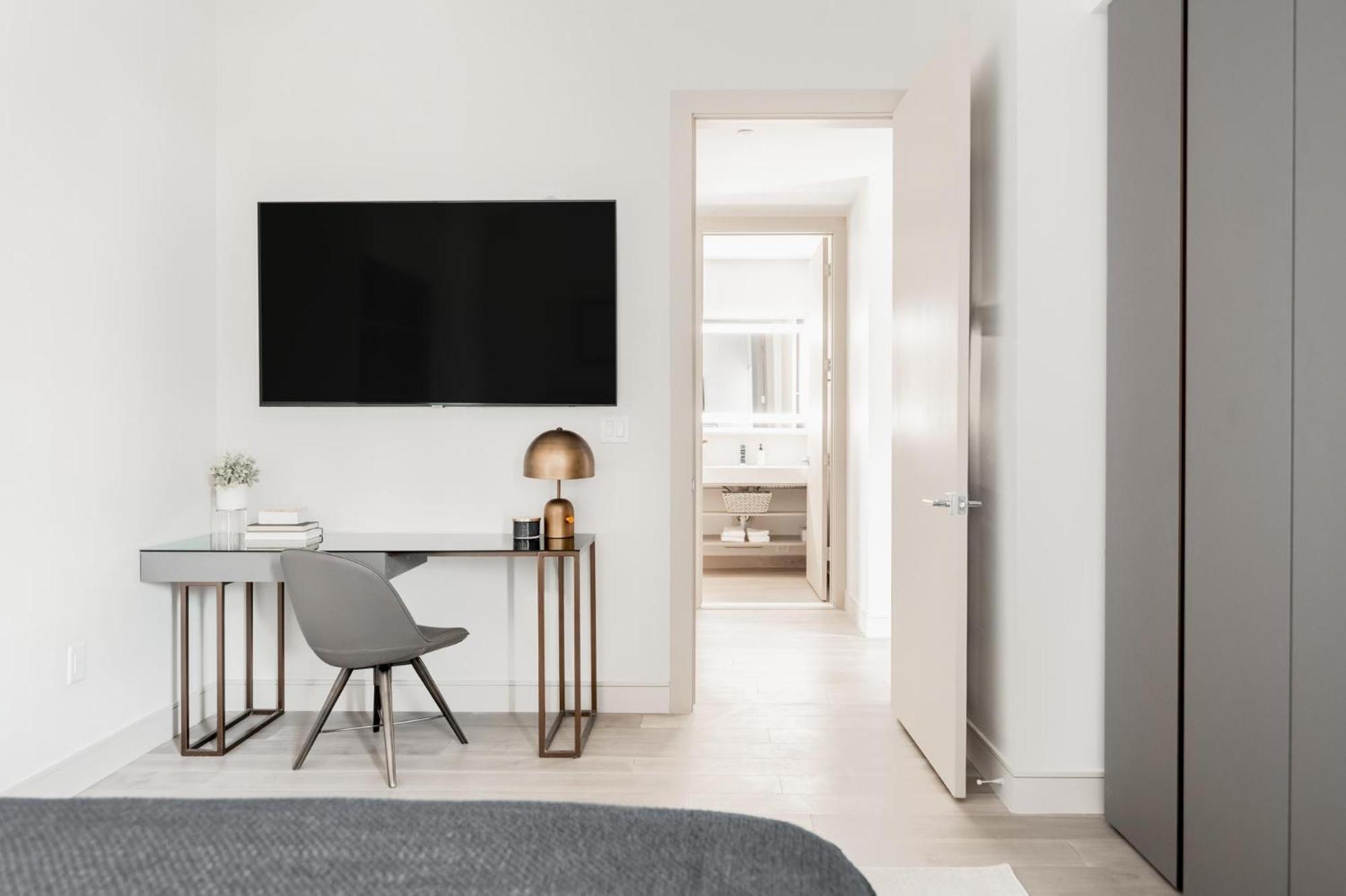 Сasa de vacaciones Gameday Oasis - Private Balcony - Jefferson Park - Tesoro *